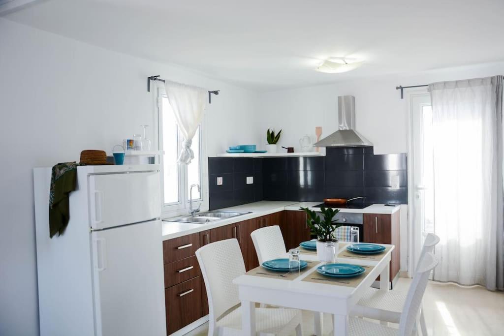 White Wave Villa, 3Min Walk From Beach Kamari  Exterior photo